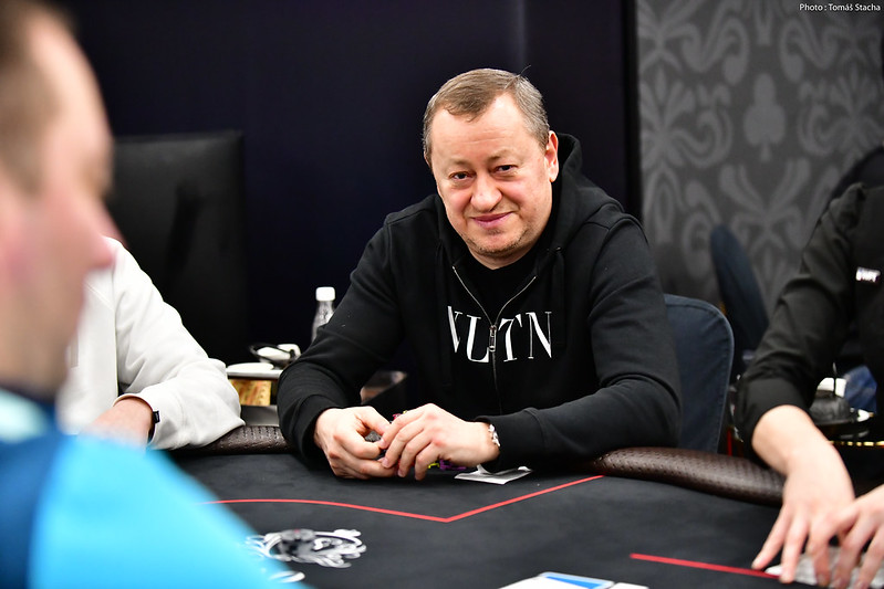 Anatoliy Nikitin和Konstantin Generalov各自赢得了一项边场赛事，Mikhail Kovalyuk领跑主赛事Day 2